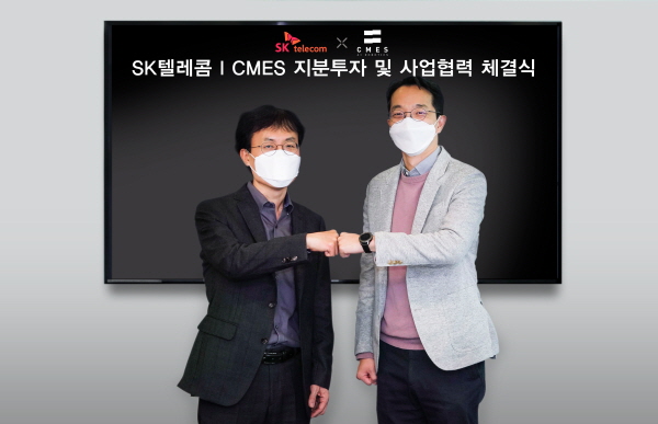 협약식 종료 후 최낙훈 SKT 스마트팩토리 CO 담당(왼쪽)과 이성호 씨메스 대표가 기념사진을 촬영하고 있다. (사진=SK텔레콤)