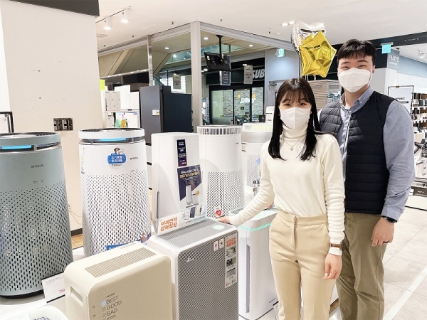 전자랜드 파워센터 용산본점에서 고객들이 공기청정기를 살펴보고 있다. (사진=전자랜드)