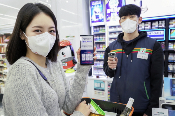 SK텔레콤 홍보 모델이 제휴처에서 '우주패스 핫픽'을 소개하는 모습. (사진=SK텔레콤)