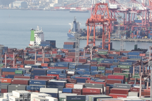 부산항 신선대 부두에서 컨테이너 하역작업이 진행되고 있다. (사진=연합뉴스)