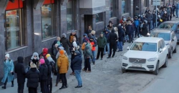 서방의 각종 제재로 인해 루블화가 붕괴할 수 있다는 두려움에 휩싸인 러시아인들이 달러화를 인출하기 위해 자동화기기 앞에 줄 서 있다. (사진=연합뉴스)