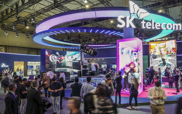 4D메타버스 체험을 바라보는 관람객들과 SKT 전시관 전경. (사진=SK텔레콤)