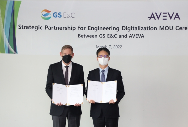 7일 GS건설 본사에서 진행된 '디지털 엔지니어링 기술 개발 협력'을 위한 양해각서체결식에서 조성한 GS건설 플랜트부문대표(오른쪽)와 캐스퍼 허즈버그 아비바 글로벌 영업대표가 기념촬영을 하고 있다. (사진=GS건설)