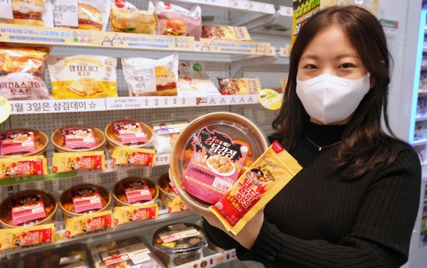 손님이 킹받게 매운 닭강정을 들고 있다. (사진=코리아세븐)