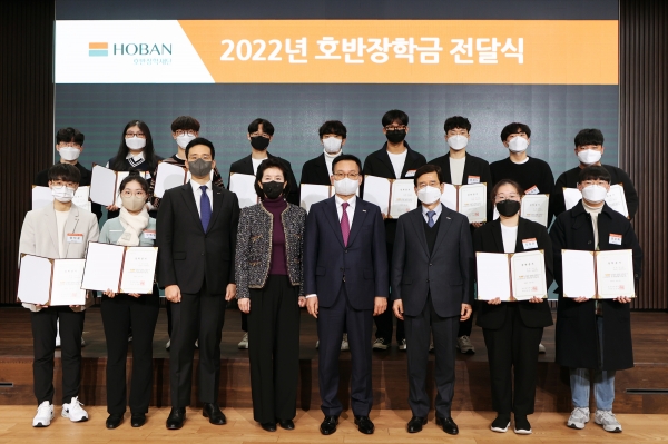 김상열 호반장학재단 이사장(가운데)이 '2022 호반장학금 전달식'에 참석해 기념촬영을 하고 있다. (사진=호반그룹)