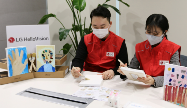 LG헬로비전은 환경보호의 의미를 되새길 수 있도록 재활용 폐지로 캔버스를 제작해 기부했다고 10일 밝혔다. (사진=LG헬로비전)