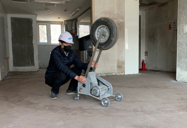 삼성물산 관계자가 '뱅 머신'(Bang Machine)을 이용해 중량충격음 실험을 진행하고 있다. (사진=삼성물산)