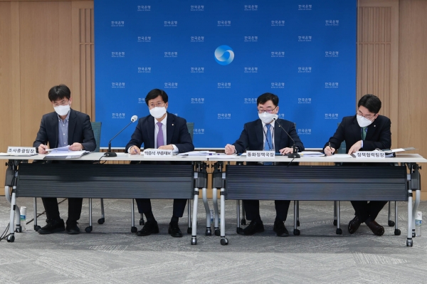 최창호 한국은행 조사총괄팀장(왼쪽부터), 박종석 부총재보, 홍경식 통화정책국장, 우신욱 정책협력팀장이 10일 오전 서울 중구 한국은행에서 열린 '2022년 3월 통화신용정책보고서' 설명회에서 발언하고 있다. (사진= 한국은행)   사진 왼쪽부터