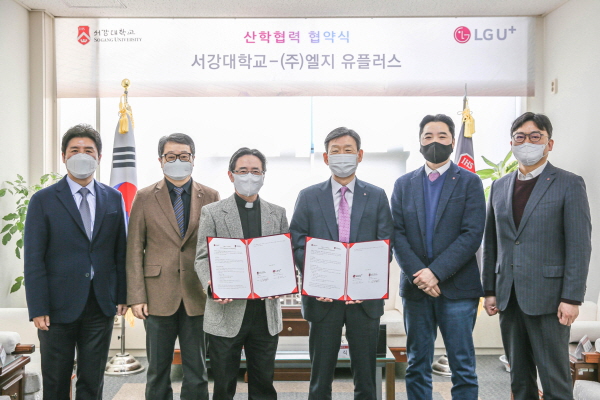 지난 8일 서울시 마포구 서강대학교에서 열린 협약식에 (왼쪽부터)현대원 서강대학교 메타버스전문대학원 원장, 송태경 교학부총장, 심종혁 총장, 황현식 LG유플러스 대표, 이상엽 CTO, 김민구 서비스인큐베이션Lab장이 기념촬영을 하는 모습. (사진=LG유플러스)