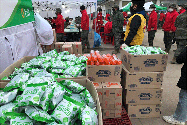 롯데제과가 경북 울진군 산불 피해 이재민 등을 돕기 위해 기부한 구호물품이 쌓여 있다. (사진=롯데제과) 