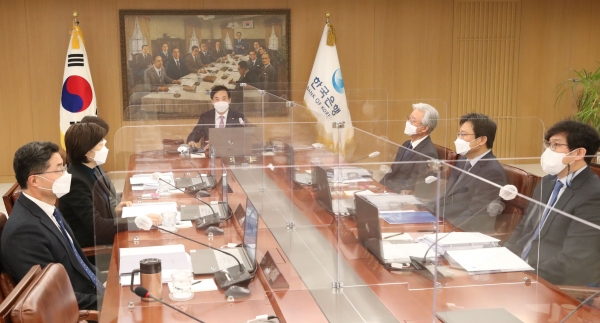 이주열 한국은행 총재(가운데)가 24일 오전 서울 중구 한국은행에서 열린 금융통화위원회 본회의에서 회의를 주재하고 있다. (사진= 한국은행)