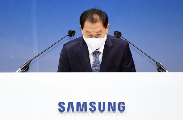 한종희 삼성전자 대표이사 부회장(DX부문장)이 16일 오전 경기도 수원컨벤션센터에서 열린 제53기 삼성전자 정기주주총회에서 인사하고 있다. (사진=연합뉴스)