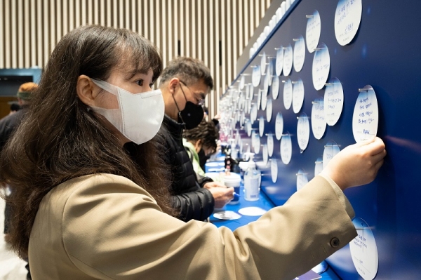 16일 수원컨벤션센터에서 개최된 '삼성전자 제53기 정기 주주총회'에 참석한 주주들이 포토존을 배경으로 사진을 찍고 응원메시지를 남기는 모습 (사진=삼성전자)