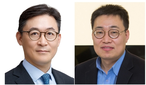 권대영 금융정책국장(왼쪽)과 이동훈 전 금융정책과장