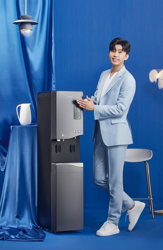 '청호 언택트 얼음정수기 550'과 모델 임영웅 (사진=청호나이스)