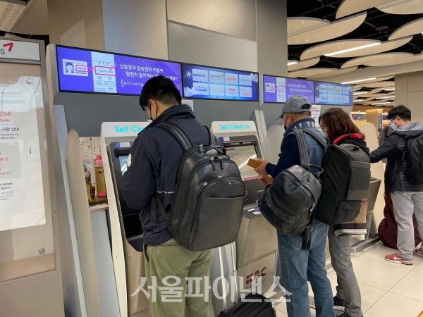 여객들이 셀프 항공권 발권을 진행하고 있다. (사진=주진희 기자)