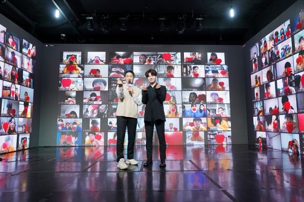 지난 1월 LS드림사이언스클래스 16기 온라인 비전캠프에서 노성민 MC(좌), 마술사 유튜버 니키(우)가 아동들과 기념촬영을 하고 있다. (사진=LS그룹)