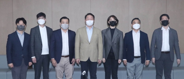 대한상공회의소는 23일 서울 중구 상의회관에서 국가발전 프로젝트 아이디어 사업화를 위한 사업자 간담회를 개최했다. 최태원 대한상의 회장(왼쪽 네번째)과 참석자들이 기념촬영을 하고 있다. (사진=대한상공회의소)