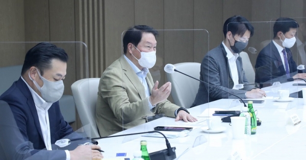 대한상공회의소는 23일 서울 중구 상의회관에서 국가발전 프로젝트 아이디어 사업화를 위한 사업자 간담회를 개최했다. 최태원 대한상의 회장(왼쪽 네번째)과 참석자들이 기념촬영을 하고 있다. (사진=대한상공회의소)