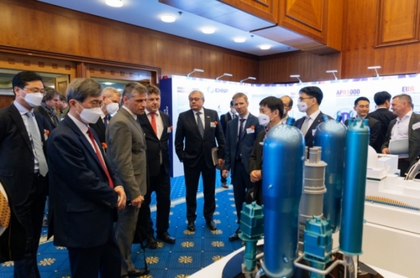 정재훈 한수원 사장(왼쪽 두 번째) 등 행사 참석자들이 22일(현지시간) 체코 프라하 힐튼호텔에서 열린 ‘APR1000 공급자 심포지엄’에서 APR1000 원전 모형을 살펴보고 있다. (사진=한수원)