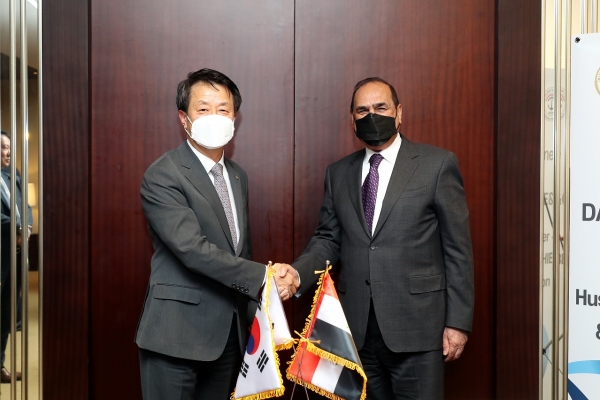 백정완 대우건설 사장과 악수하는 나세르 후세인 알시블리 이라크 교통부 장관. (사진=대우건설)