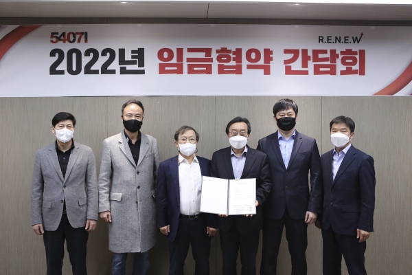 (왼쪽부터) 이면호 여수고무공장 부위원장, 노태영 울산수지공장 노조위원장, 문동준 금호석유화학 사장, 백종훈 금호석유화학 대표이사 부사장, 이용재 울산고무공장 노조위원장, 고영도 관리본부장 전무 등 임협 참여자들이 기념 촬영을 하고 있다. (사진=금호석유화학)