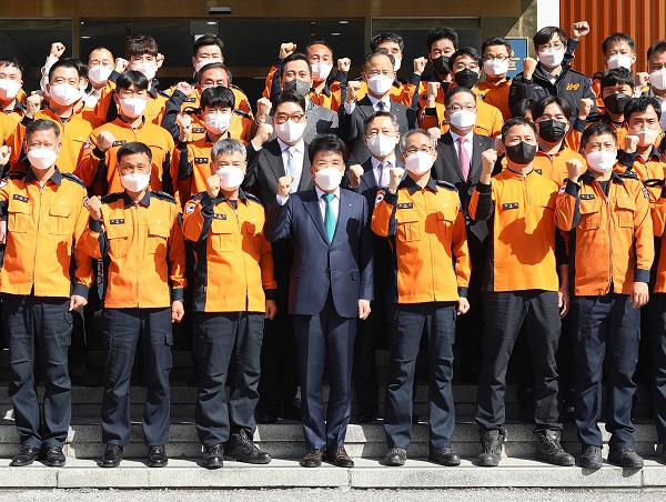 함영주 회장(사진 맨 앞줄 왼쪽에서 네 번째)이 울진소방서 소방대원들과 함께 '파이팅'을 외치며 기념촬영을 하고 있다. (사진=하나금융)