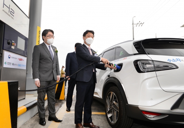 박기영 산업통상자원부 2차관이 30일 충북 바이오수소융복합충전소에서 열린 충주바이오 수소융복합충전소 준공식을 마친 후 충전 시연을 하고 있다. (사진=연합뉴스)