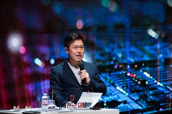 박정호 SK하이닉스 대표이사 부회장이 31일 경기도 이천 본사에서 열린 SK하이닉스 출범 10주년 행사에서 회사의 미래 성장 방향을 설명하고 있다. (사진=SK하이닉스)