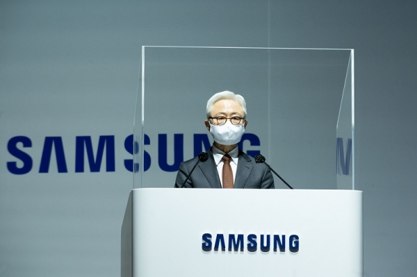 16일 수원컨벤션센터에서 개최된 '삼성전자 제53기 정기 주주총회'에서 DS부문장 경계현 사장이 경영현황에 대해 설명하고 주주들의 질문에 답변했다. (사진=삼성전자)<br>