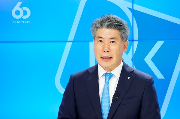 윤종원 IBK기업은행장이 온라인으로 창립 60주년 기념사를 하고 있다. (사진=IBK기업은행)