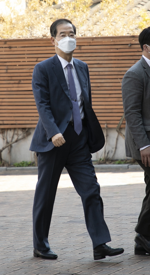 윤석열 정부의 첫 신임 국무총리로 지명된 한덕수 후보자가 3일 오후 서울 종로구 통의동 대통령직인수위원회로 걸어서 들어오고 있다.(사진 =연합뉴스)