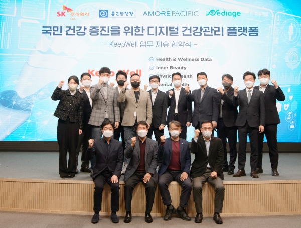 (앞줄 왼쪽부터)이기열 SK㈜ C&C 디지털플랫폼총괄, 김호곤 종근당건강 대표이사, 박종만 아모레퍼시픽 디지털전략유닛장 부사장, 김강형 메디에이지 대표이사와 각사 관계자들이 협약 체결 후 기념 촬영을 하는 모습. (사진=SK㈜ C&C)