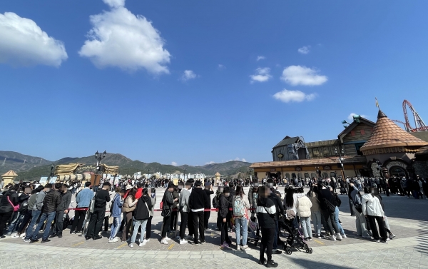 지난 2일 첫 개장한 '롯데월드 어드벤처 부산' 출입구 앞에서 시민들이 입장을 기다리고 있다. (사진=연합뉴스)