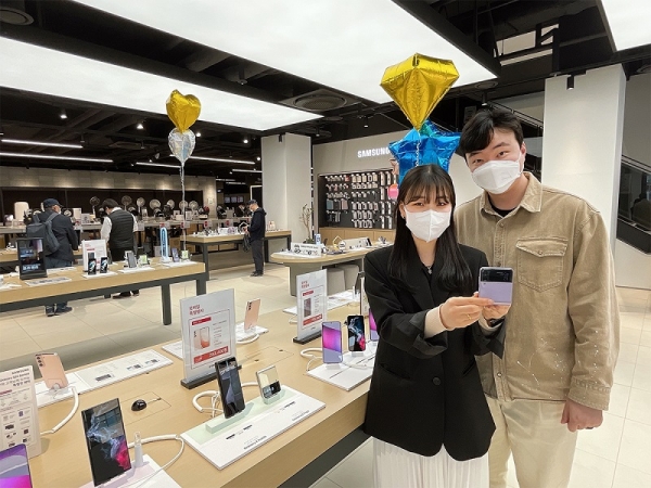 전자랜드 타이푼에서 고객들이 자급제 단말기를 살펴보고 있다. (사진=전자랜드)