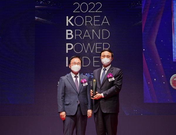 신한카드는 한국능률협회컨설팅 주관 K-BPI(한국산업의 브랜드 파워)조사에서 4개 부문 1위로 선정됐다고 8일 밝혔다. 7일 서울신라호텔에서 열린 시상식에 참석한 문동권 신한카드 경영기획그룹장(오른쪽)과 한수희 한국능률협회컨설팅 대표이사 사장이 기념촬영을 하고 있다. (사진=신한카드)