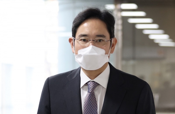 이재용 삼성전자 부회장이 8일 오전 서울 서초구 서울중앙지법에서 열린 회계부정·부당합병 관련 1심 속행 공판에 출석하고 있다. (사진=연합뉴스)