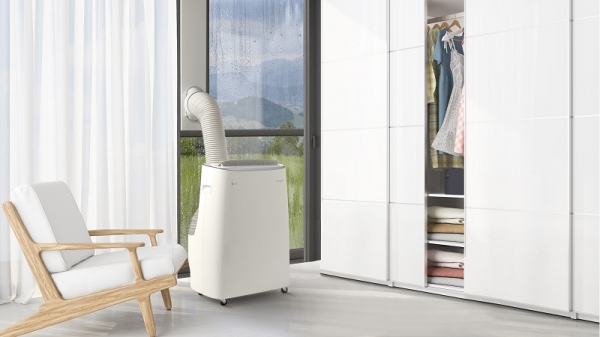LG전자가 다양한 공간에서 편리하게 사용하는 2022년형 이동식 에어컨을 15일 출시한다. 신제품은 대용량 제습과 AI건조 등 위생관리를 대폭 강화했다. (사진=LG전자)