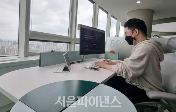 SK텔레콤 구성원이 '마이데스크'를 사용하고 있다. 개인 PC가 없어도 평소 사용하는 PC와 동일한 환경에서 업무를 할 수 있다. (사진=이호정 기자)