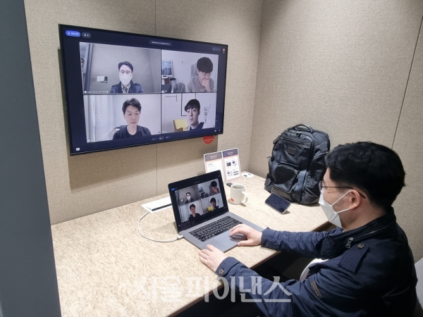 1인 회의실에서 화상 회의를 진행하고 있다. 회의실 벽 투명도 조정이 가능해 인기가 많은 업무공간이라는 게 회사 측 설명. (사진=이호정 기자)