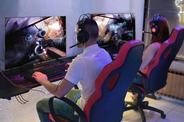 LG전자가 오는 20일 세계 최소 올레드 TV인 42형 올레드 에보(모델명: 42C2)를 국내 출시한다. LG전자 모델들이 42형 올레드 에보로 게임을 즐기고 있다. (사진=LG전자)