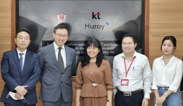 (왼쪽부터) 고훈석 KT 바이오사업P-TF장 담당, 임승혁 디지털&바이오헬스사업단장 상무, 레 티 흐엉 하노이의과대학병원 예방의학센터장 등 관계자들이 베트남 하노이의대에서 체결한 업무협약 후 기념사진을 촬영하고 있다. (사진=KT)