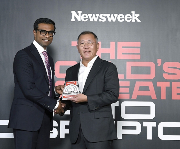 정의선 회장이 '올해의 비저너리(Visionary of the Year)'상 수상 후 데브 프라가드(왼쪽) 뉴스위크 CEO와 기념촬영을 하고 있다. (사진=현대차그룹)