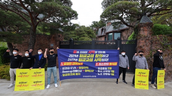 13일 오전 서울 용산구 이재용 삼성전자 부회장 자택 인근에서 삼성전자 노동조합 조합원들이 임금체계 개편 및 휴식권 보장 등을 촉구하는 시위를 하고 있다. (사진=연합뉴스)