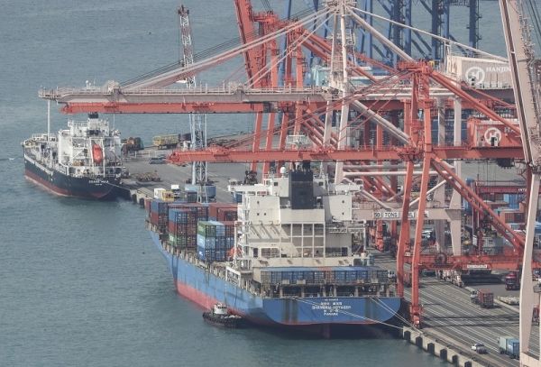 지난 21일 오전 부산항 감만부두에서 컨테이너 하역작업이 진행되고 있다. (사진=연합뉴스)