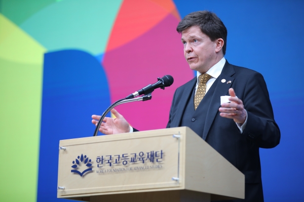 안드레아스 노를렌 스웨덴 의회 의장이 12일 한국고등교육재단 장학생들과의 민주주의 토론회에 참석해 기조연설을 하고 있다. (사진=한국고등교육재단)