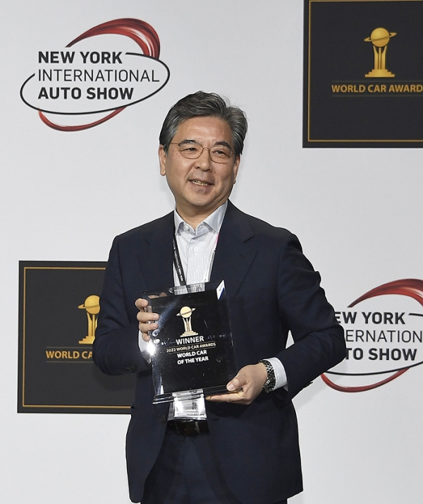 세계 올해의 차에 선정된 아이오닉 5 시상자로 오른 장재훈 현대차 사장이 기념촬영을 하고 있다. (사진=현대차)