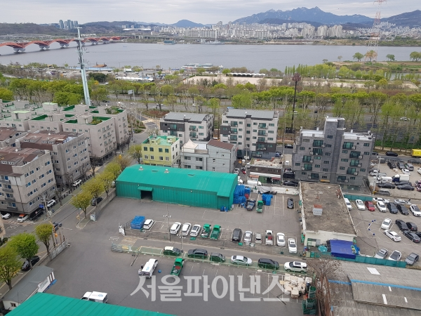 위에서 내려다 본 롯데칠성부지. 주변이 빌라로 둘러싸여 있음을 알 수 있다. (사진=노제욱 기자)