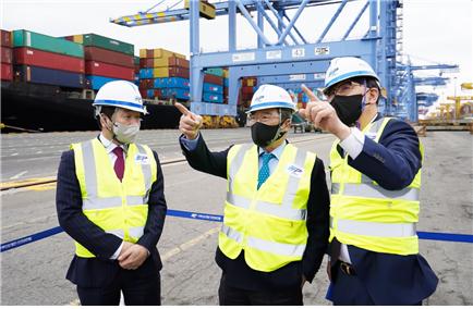 SM상선 박기훈 대표이사가 14일 부산 신항을 찾아 구자열 한국무역협회장과 함께 중소기업 수출입 물류 지원 현장을 점검하고 있다. 왼쪽부터 한두포 부산신항만주식회사(PNC) 상무, 구자열 무역협회장, 박기훈 SM상선 대표이사. (사진=SM상선)