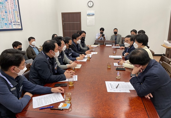 전국금융산업노동조합이 박홍근 더불어민주당 원내대표와 간담회를 갖고 산업은행 지방 이전 반대 등 현안을 공유했다. (사진=금융노조)